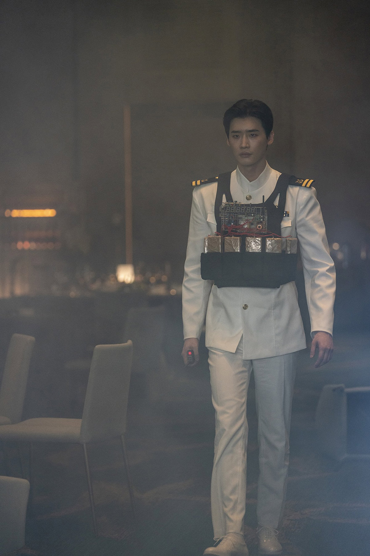 音爆浩劫 新聞稿照09 出道12年的李鍾碩，在本作中飾演一名海軍出身的神祕炸彈設計者，展現前所未見的樣貌