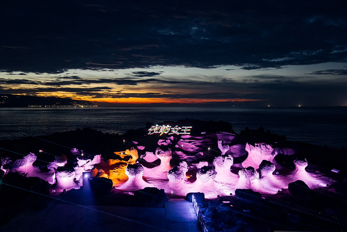 俏皮公主區「星空海洋圓舞曲」蕈狀岩群為畫布，雷射燈光彷彿畫筆般隨著音樂旋律為公