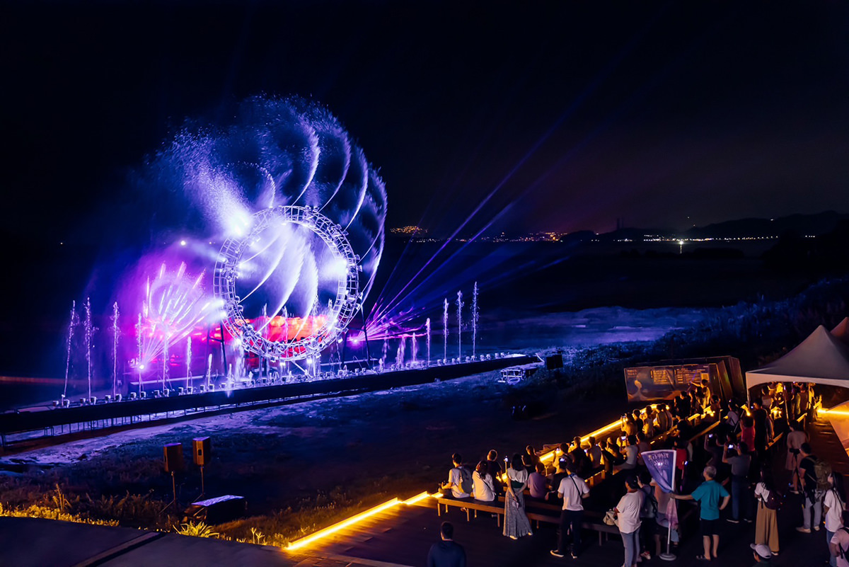 活動最大亮點「Big Queen奇幻星空水世界」，巨型環狀太陽花噴泉和水屏幕結合激光投影、