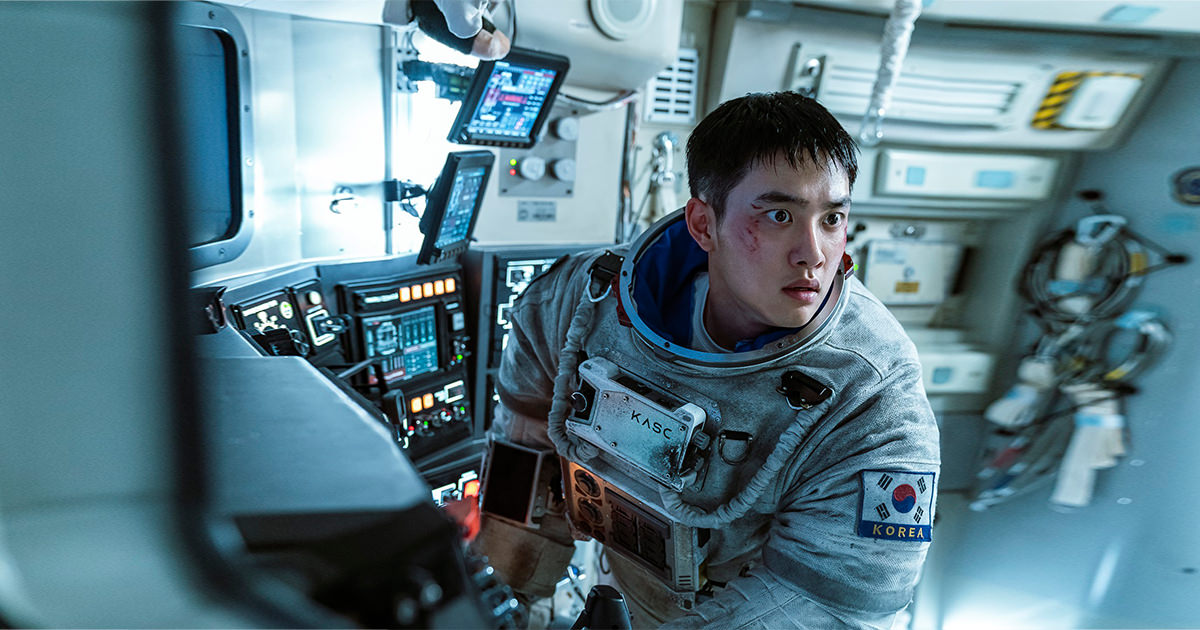 逃出寧靜海 新聞稿照02 EXO「演技派偶像」都敬秀化身太空人受困月球！導演大讚：外表雖然很重要，但是…